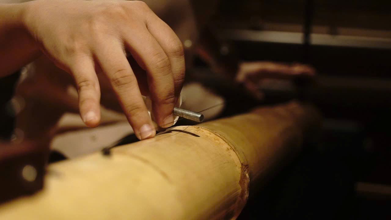 Bàn tay trên nhạc cụ truyền thống